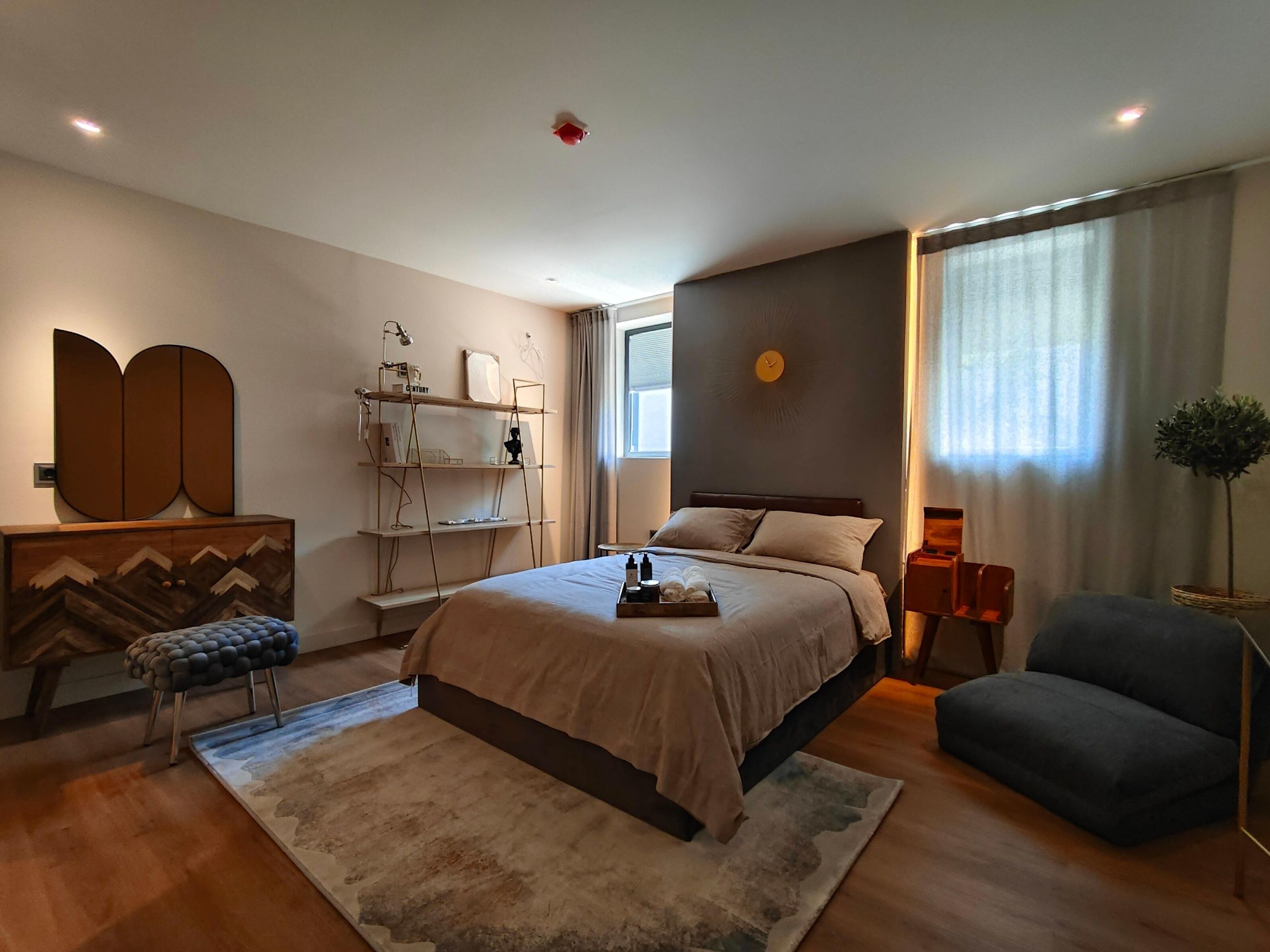 Loft Mewah, pemandangan kolam renang | Tirai kedap cahaya, kedap suara, setrika/meja setrika, dan Wi-Fi gratis