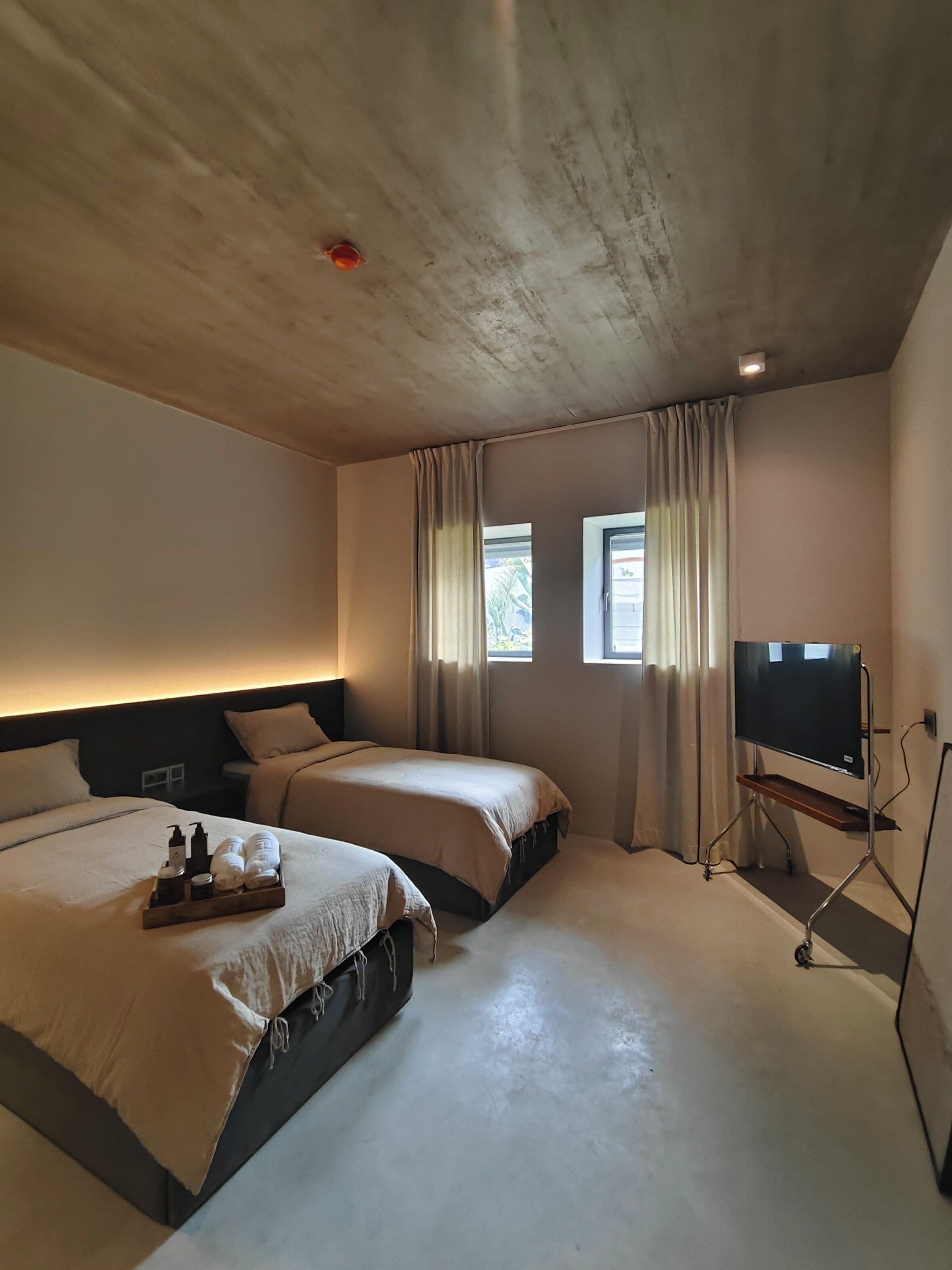 Dobbelt- eller tomannsrom – comfort, hageutsikt | Blendingsgardiner, lydisolert, strykejern/-brett og wi-fi (inkludert)