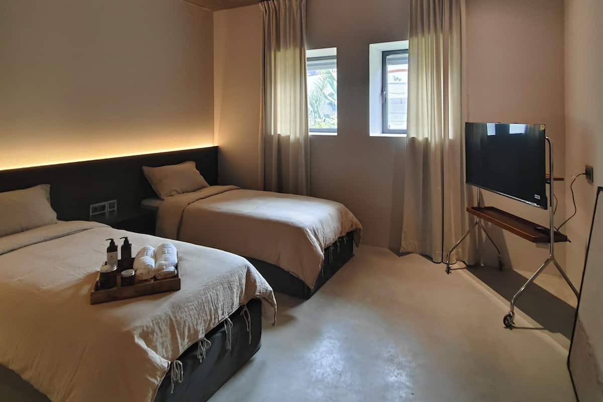 Dobbelt- eller tomannsrom – comfort, hageutsikt | Blendingsgardiner, lydisolert, strykejern/-brett og wi-fi (inkludert)