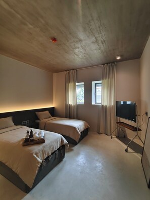 Dobbelt- eller tomannsrom – comfort, hageutsikt | Blendingsgardiner, lydisolert, strykejern/-brett og wi-fi (inkludert)