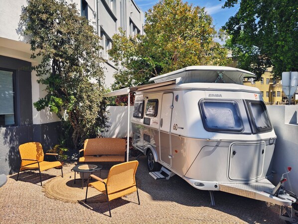 Husvogn – exclusive, hageutsikt | Blendingsgardiner, lydisolert, strykejern/-brett og wi-fi (inkludert)