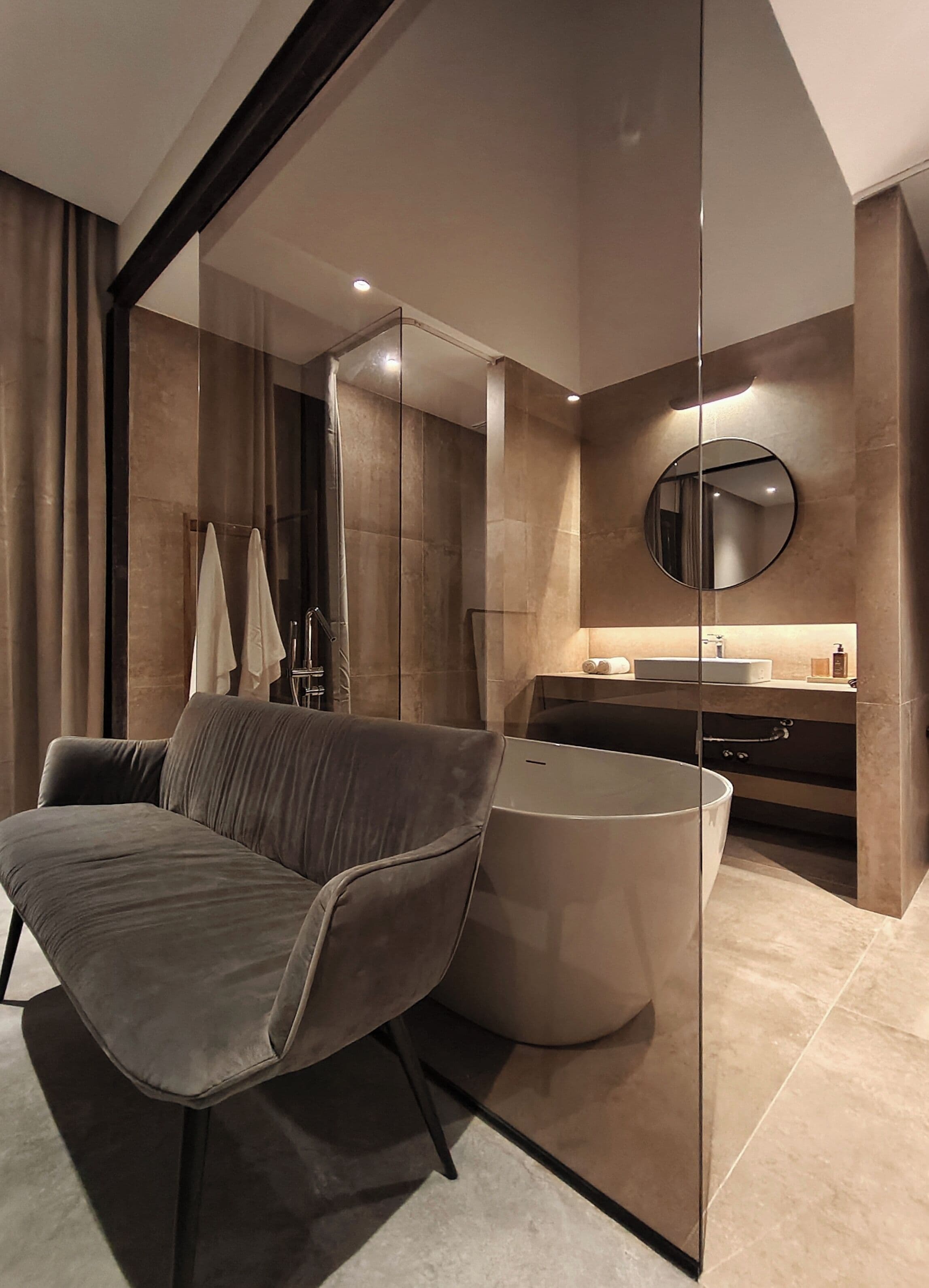 Secador de pelo, pantuflas, toallas