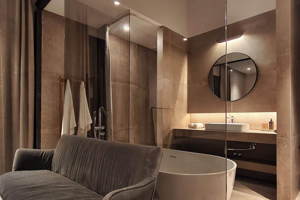 Secador de pelo, pantuflas, toallas