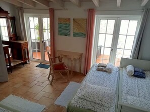 Iron/ironing board, WiFi, bed sheets - Casinha Alegre, urban villa in the old town of Lagos, quiet and central location (Lagos)