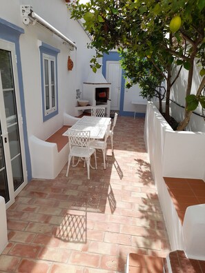 Outdoor dining - Casinha Alegre, urban villa in the old town of Lagos, quiet and central location (Lagos)