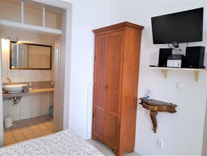 Tabla de planchar con plancha, wifi y ropa de cama 