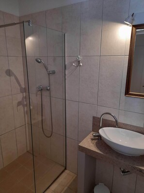 Shower, hair dryer, towels, soap - Casinha Alegre, urban villa in the old town of Lagos, quiet and central location (Lagos)
