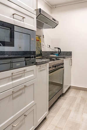 Kühlschrank, Geschirrspüler, Kochgeschirr/Geschirr/Besteck