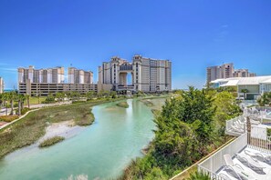 Property grounds - Bright Villa with Resort Pools, Lazy River & Spa - Walk to Restaurants (North Myrtle Beach)