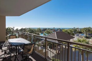 Outdoor dining - Bright Villa with Resort Pools, Lazy River & Spa - Walk to Restaurants (North Myrtle Beach)