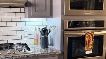 Microonde, forno, piano cottura, lavastoviglie