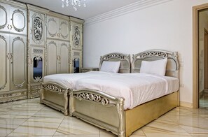 Tabla de planchar con plancha, wifi gratis, ropa de cama