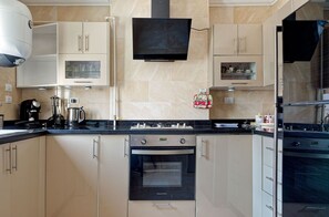 Frigorífico y utensilios de cocina