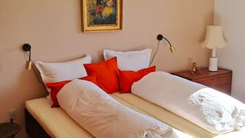 3 bedrooms, desk, iron/ironing board, free WiFi