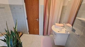Haartrockner, Bidet, Handtücher, Seife
