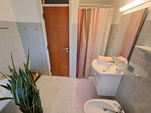 Een haardroger, een bidet, handdoeken, zeep