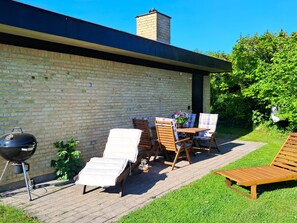 Outdoor dining - Cozy Nature Retreat – Own Kitchen & WC – 5 min from Fr.havn – Free parking& WiFi (Frederikshavn)