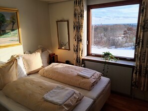 3 habitaciones, tabla de planchar con plancha, wifi y ropa de cama 