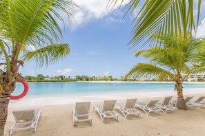 Beach - Modern 1-Bedroom Apartment with Pool and Gym (Punta Cana)