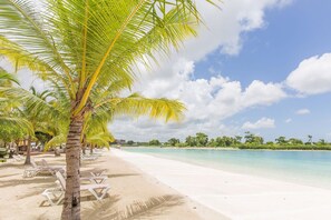 Beach - Condo with 1 bedroom, 6 pools, and near Downtown (Punta Cana)