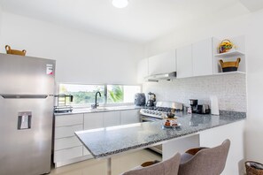 Fridge, oven, coffee/tea maker, toaster - 2 Bedrooms, Pool, 7 Minutes from the Airport (Punta Cana)