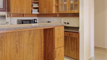 Kühlschrank, Geschirrspüler, Kochgeschirr/Geschirr/Besteck