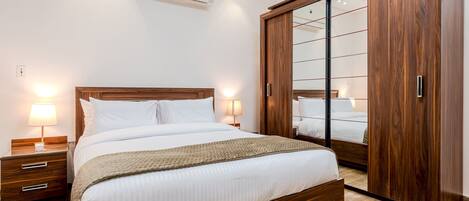 Een strijkplank/strijkijzer, gratis wifi, beddengoed