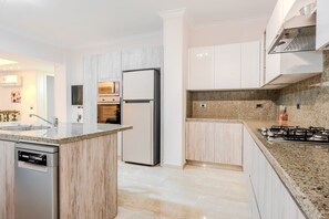 Køleskab, køkkentøj/tallerkener/redskaber