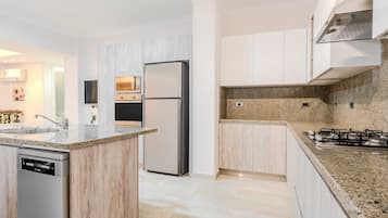 Fridge, cookware/dishes/utensils