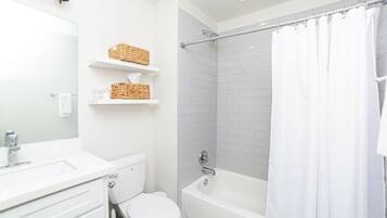Sèche-cheveux, serviettes fournies, savon, papier toilette