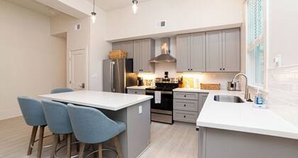 Downtown BSL Main St. Condo w/ Free Parking