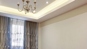 Un comedor con una mesa de madera y seis sillas grises tapizadas.
