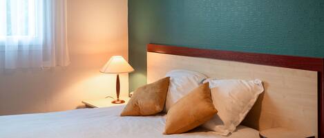 Free WiFi, bed sheets