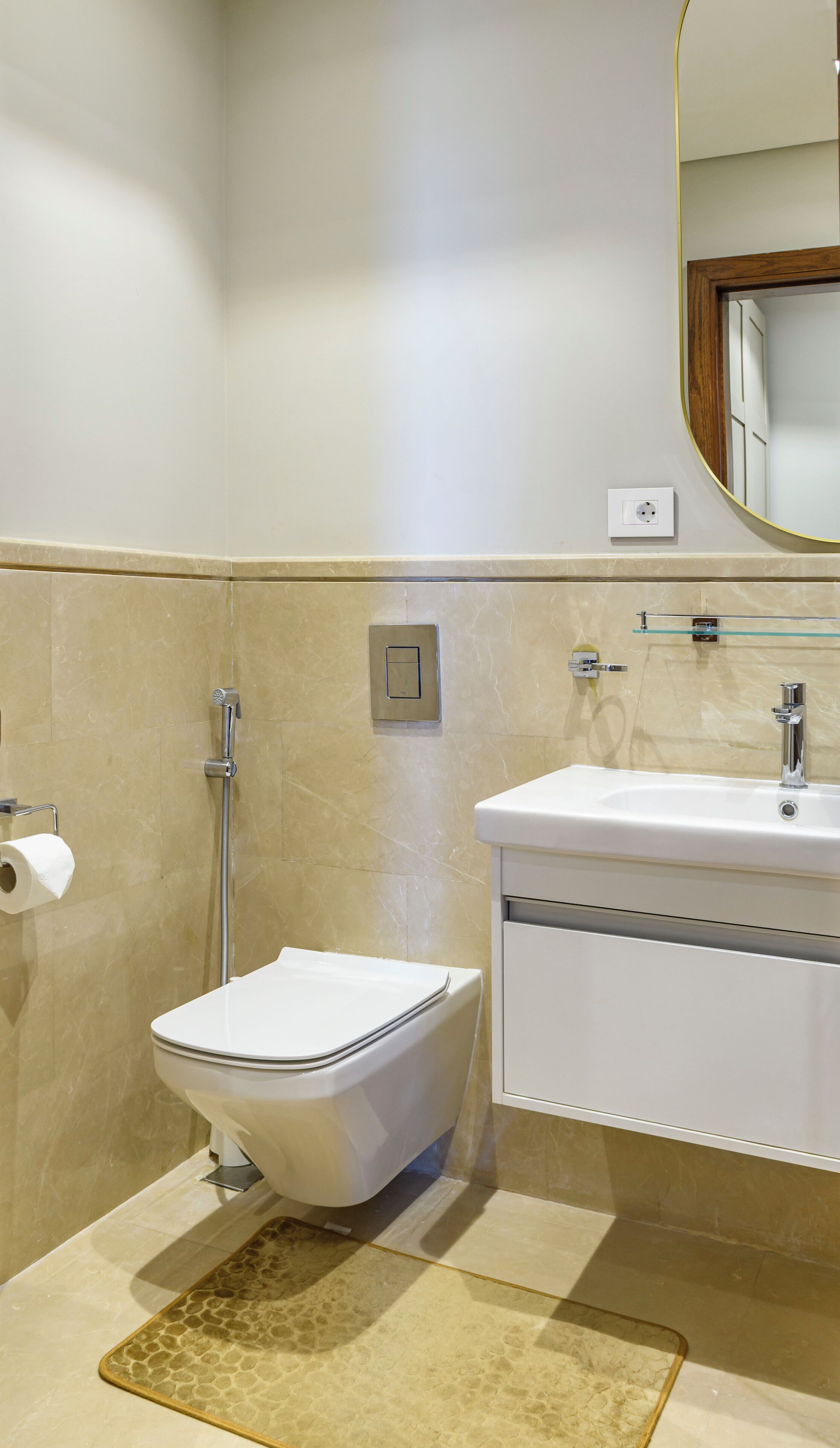 Une salle de bain avec des toilettes, un lavabo et un miroir.