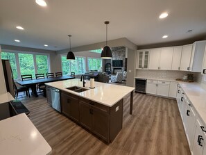 Geladeira, micro-ondas, fogão, cooktop