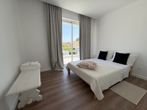 Tabla de planchar con plancha, wifi y ropa de cama 