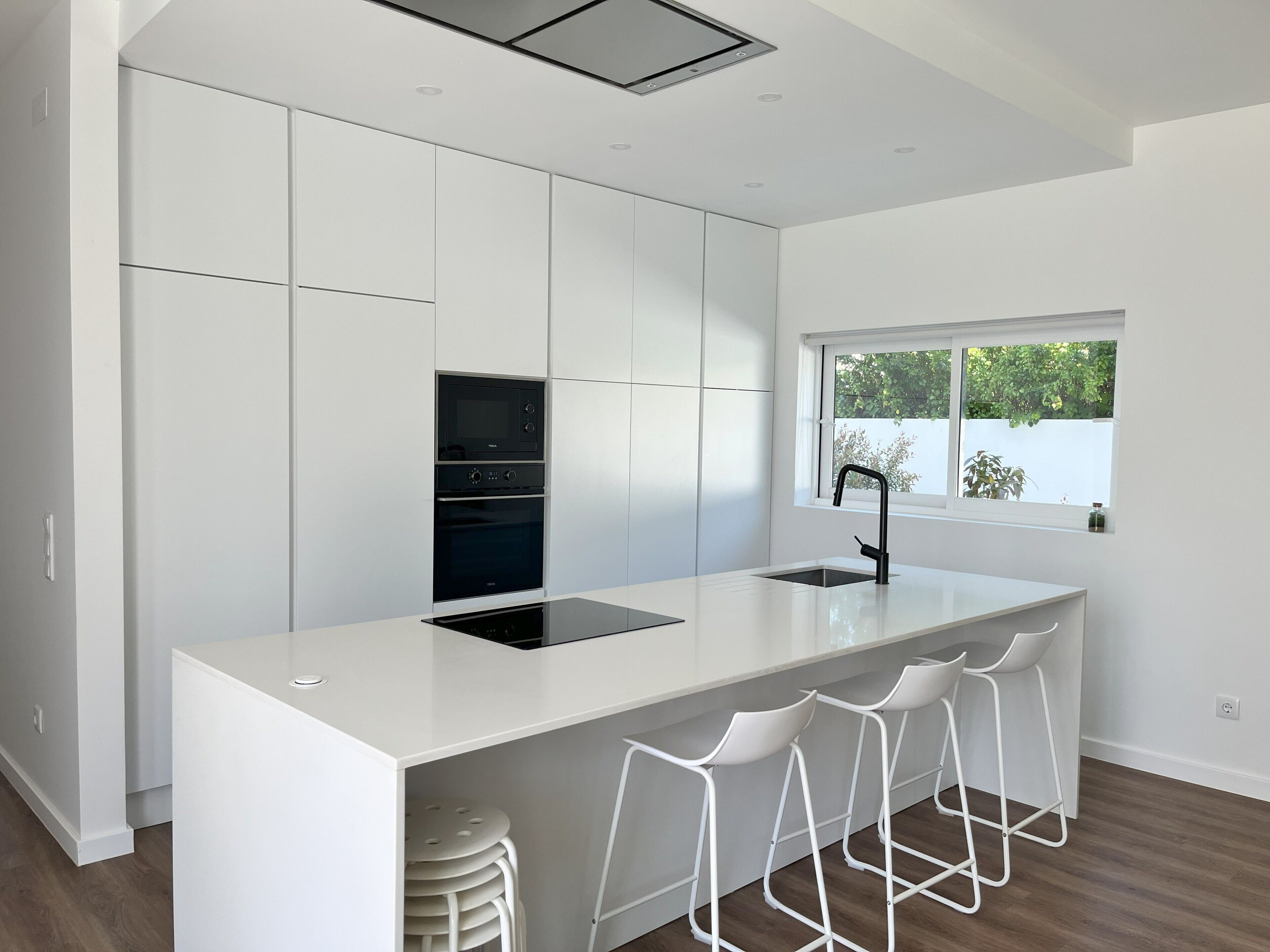 Een koelkast, een magnetron, een oven, een kookplaat