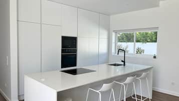 Een koelkast, een magnetron, een oven, een kookplaat