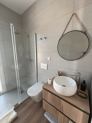 Regadera, secadora de cabello, toallas 