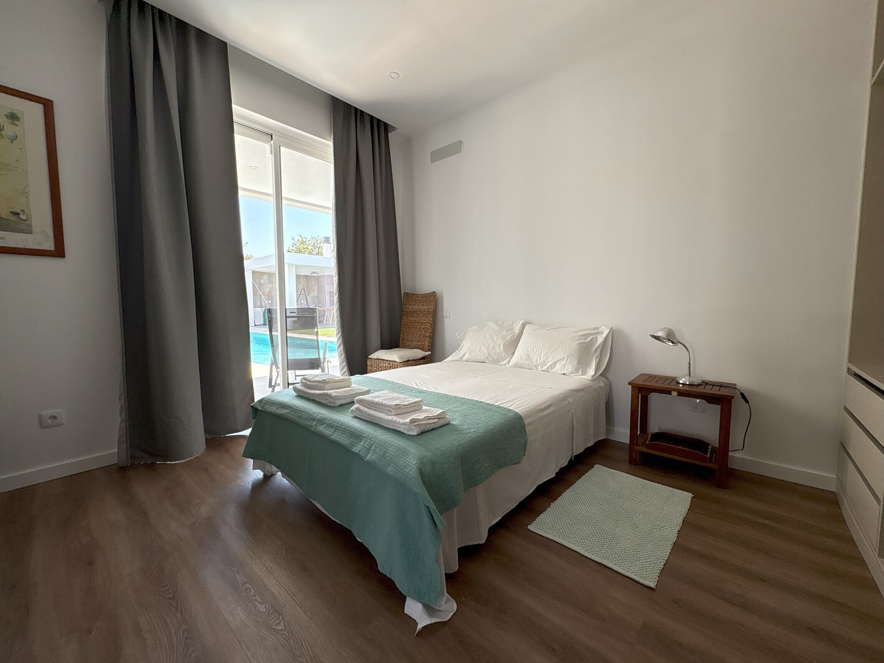 Een strijkplank/strijkijzer, wifi, beddengoed