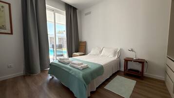 Een strijkplank/strijkijzer, wifi, beddengoed