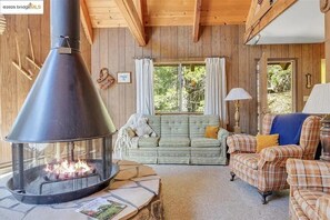 Interior - Delightful 3-bedroom cabin 10 Mins Dr. to Dodge Ridge Ski Resort & Leland (Strawberry)