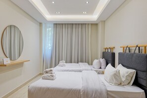Tabla de planchar con plancha, wifi gratis y ropa de cama 