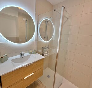 Shower, towels - JUAN-LES-PINS apartment – Sleeps 2 (Antibes)