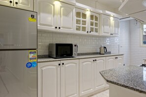 Réfrigérateur, batterie de cuisine, vaisselle et ustensiles
