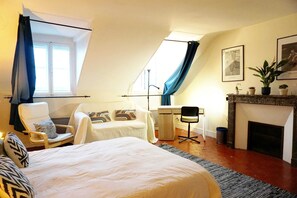 Tabla de planchar con plancha, internet y ropa de cama 