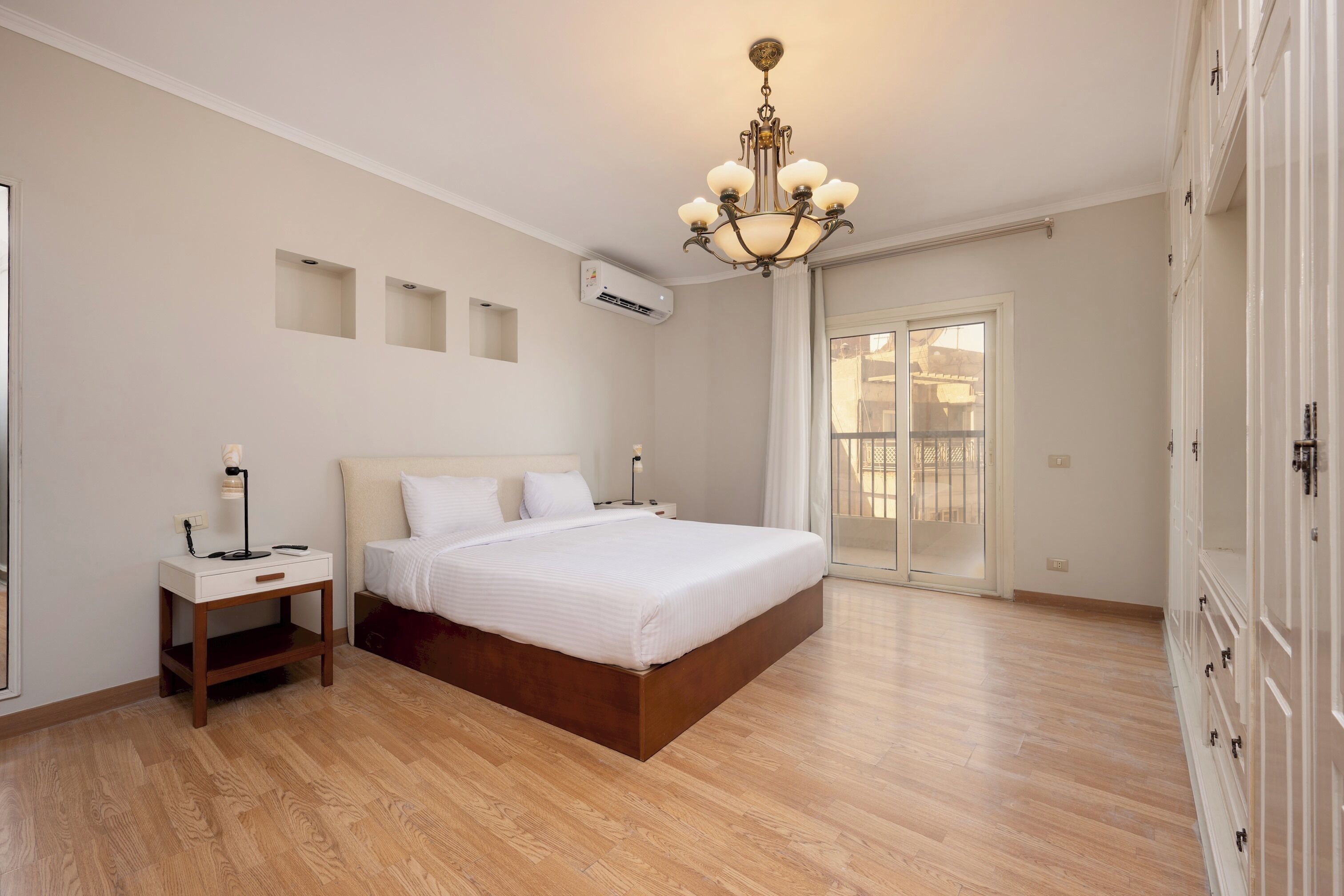 Tabla de planchar con plancha, wifi gratis y ropa de cama 