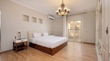 Tabla de planchar con plancha, wifi gratis y ropa de cama