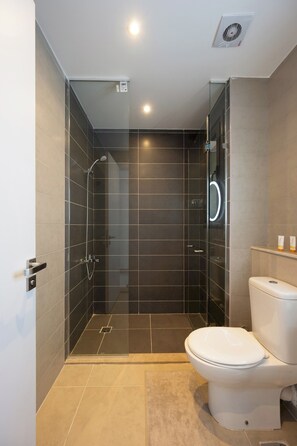 Een douche, handdoeken