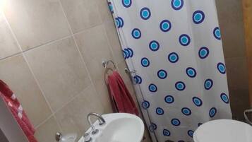 Bidet, toallas, papel higiénico